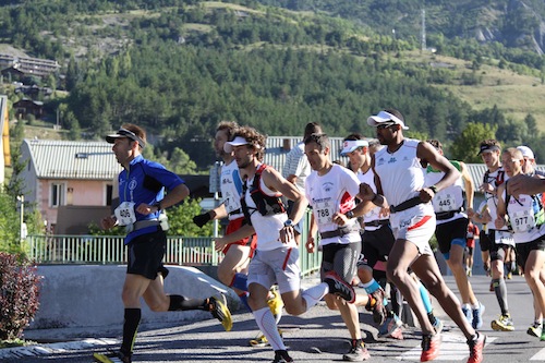 Fabien Antolinos et Thibaut Baronian en tete du peloton 2013 TRAIL UBAYE SALOMON photo Robert Goin